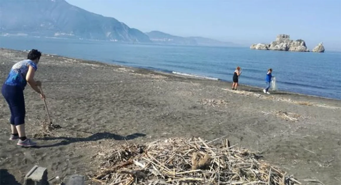 Torre Annunziata - Spiaggia di Rovigliano: con guanti e rastrelli in campo le donne del "Golfo delle Meraviglie"