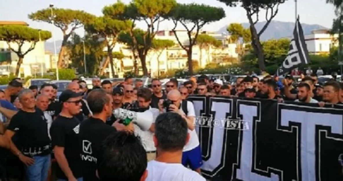 Torre Annunziata - Savoia al primo giorno di ritiro accolto da 500 tifosi