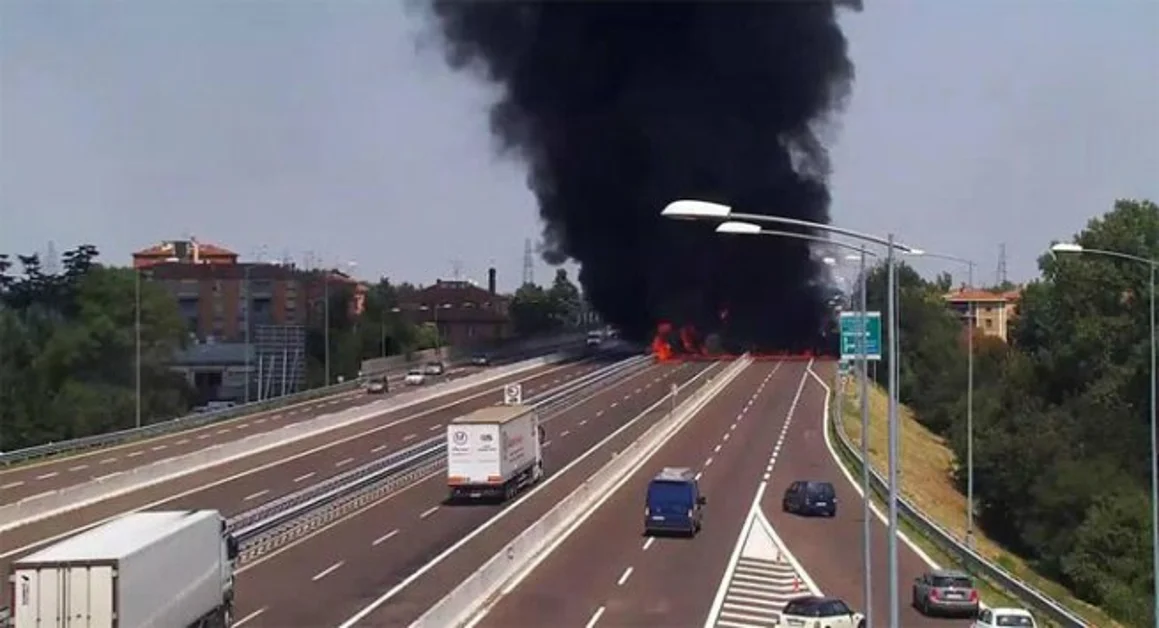 Incidente sulla A14, coinvolti tre camion, due andati a fuoco. Vittima un autista
