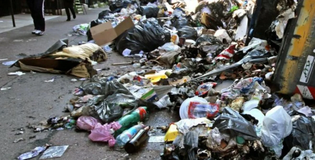 Boscoreale - Piano Napoli, rifiuti disseminati per strada. Il sindaco: "Azione vile" 