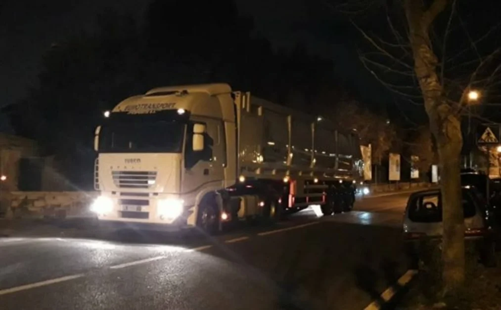 Caivano (NA) - Mezzo nettezza urbana rapinato e dato alle fiamme 