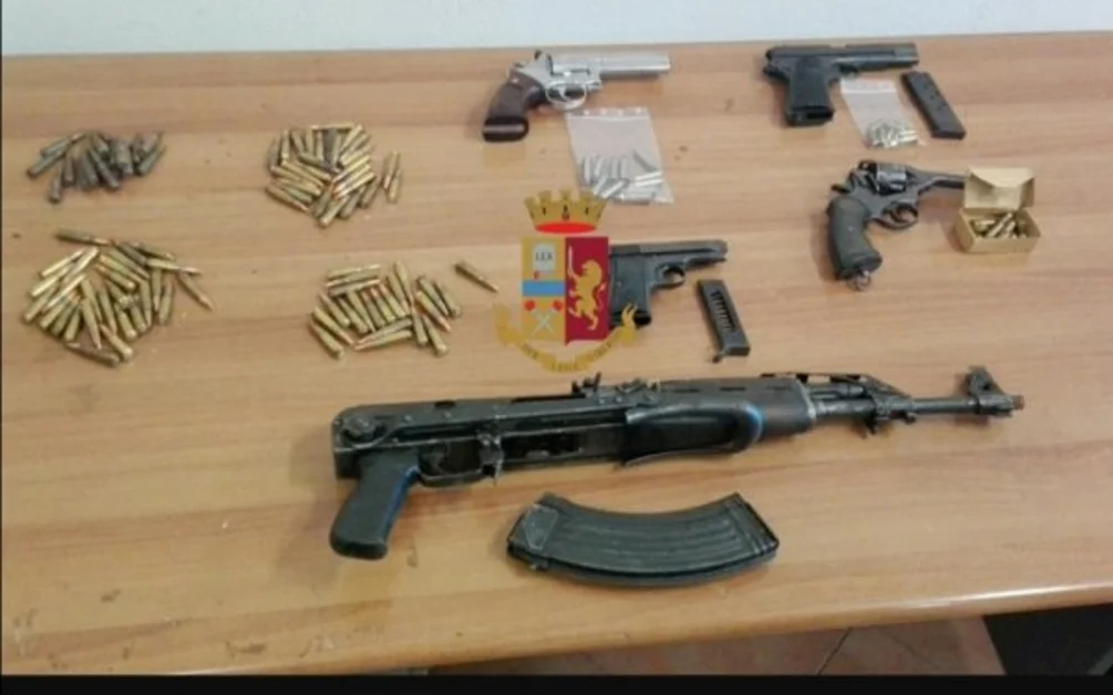 Napoli - Nell'auto aveva un arsenale, arrestata una donna