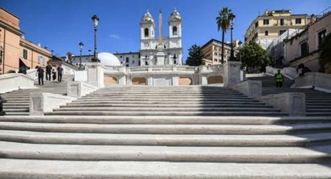 Roma, Trinità dei Monti: vietato sedersi sulla scalinata