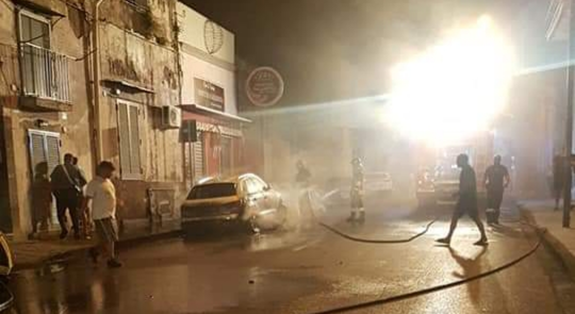 Torre Annunziata - A fuoco due auto in via Vittorio Veneto
