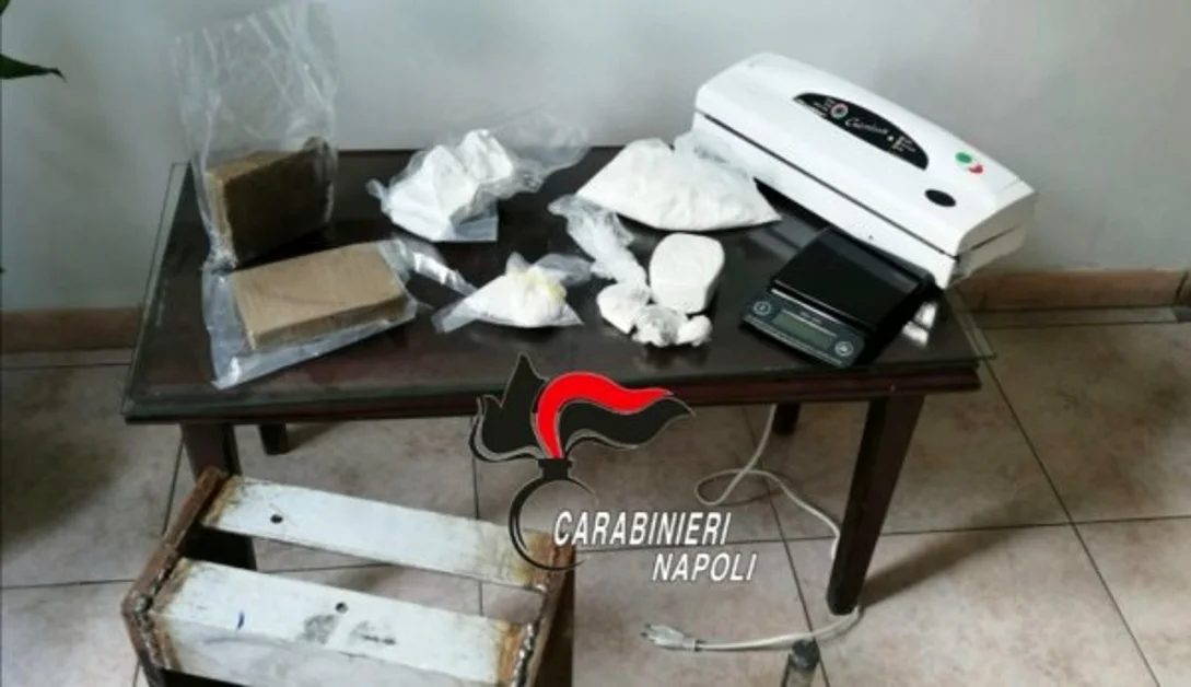 Napoli - Laboratorio per confezionare droga in casa, un arresto e una denuncia