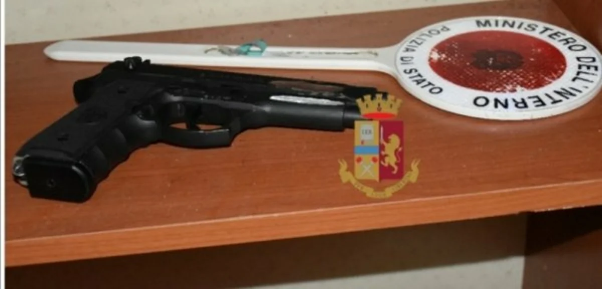Napoli - Polizia trova pistola in abitazione abbandonata