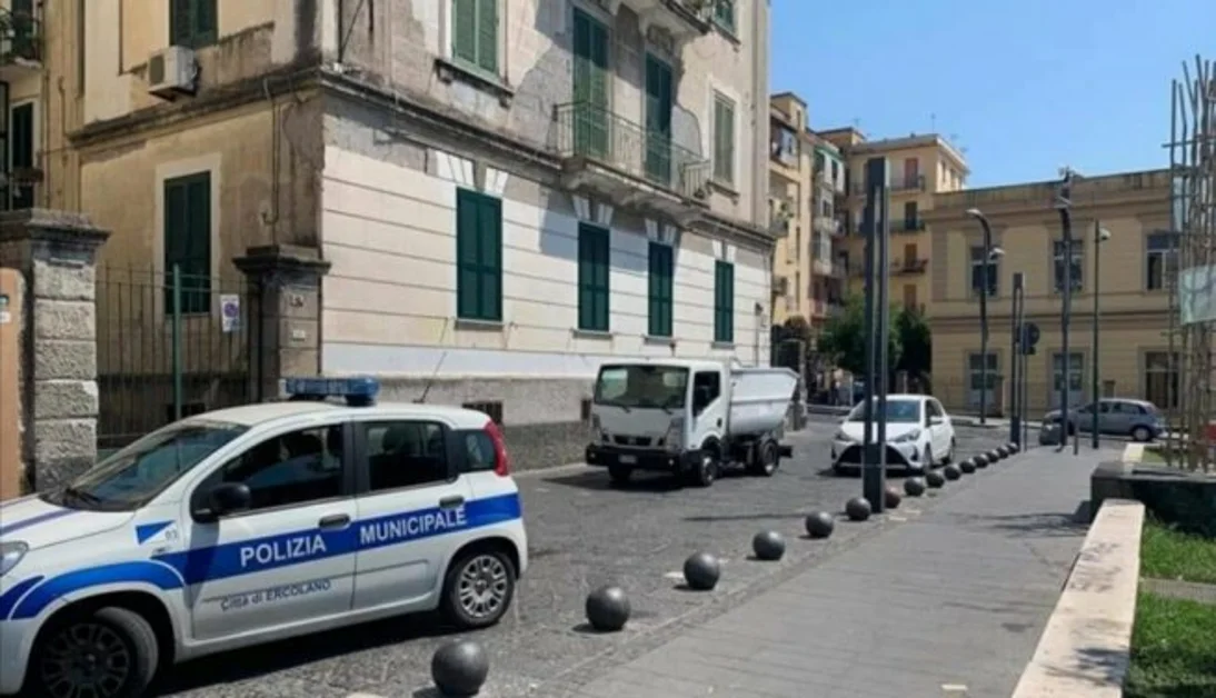 Ercolano - Sacchetto selvaggio in strada, scatta l'operazione "reset" 