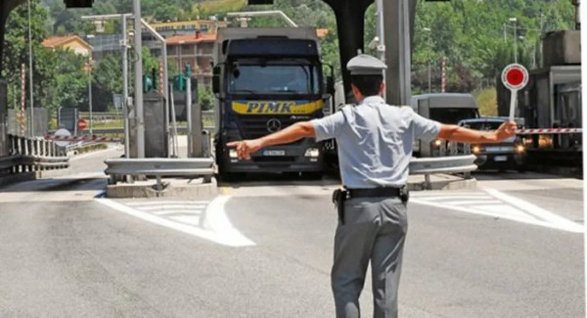 Lotta al contrabbando di sigarette, sequestrate oltre 4 tonnellate di "bionde"