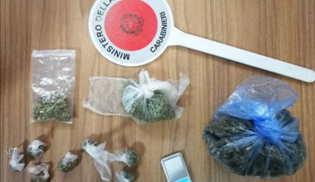 Torre Annunziata - Droga, coltelli, sigarette di contrabbando: sequestri al Penniniello