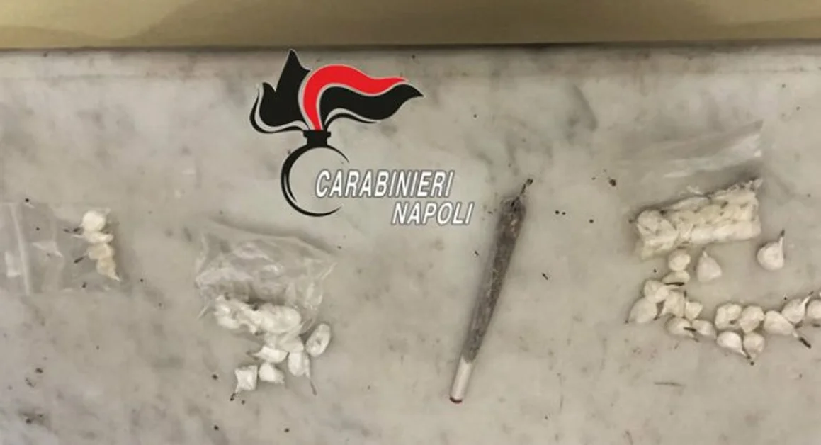 Torre Annunziata - Cocaina e crack sul tavolo del soggiorno, arrestata coppia di 49enni