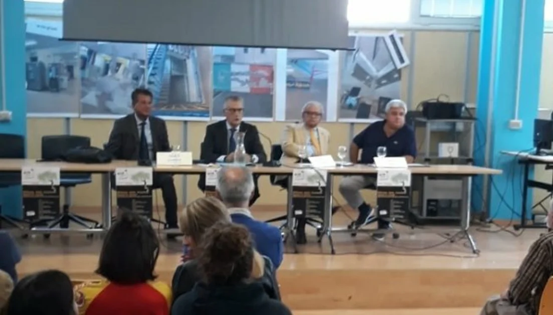 Torre Annunziata - Convegno sulla giustizia, l'ex procuratore Roberti parla agli studenti