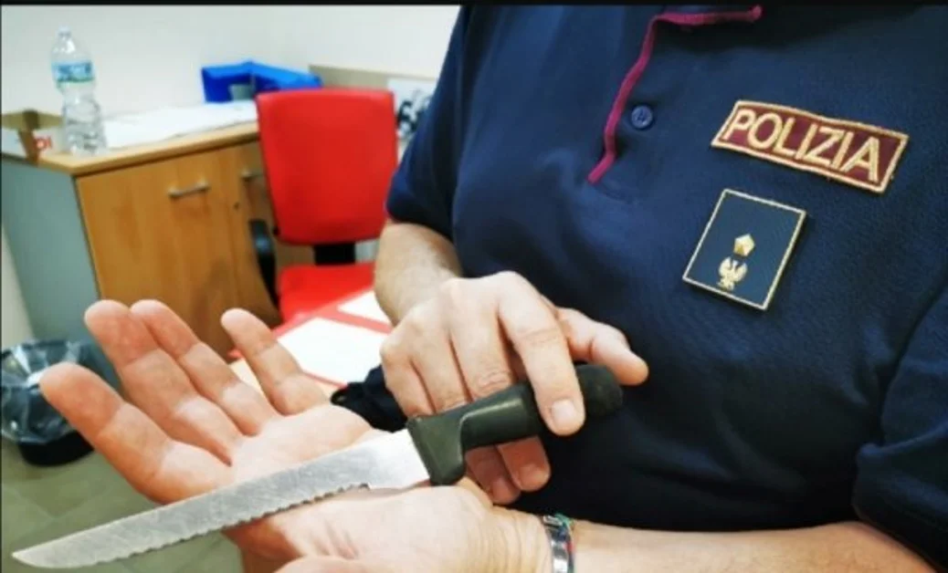 Napoli - A bordo di un treno con due coltelli, denunciato 27enne