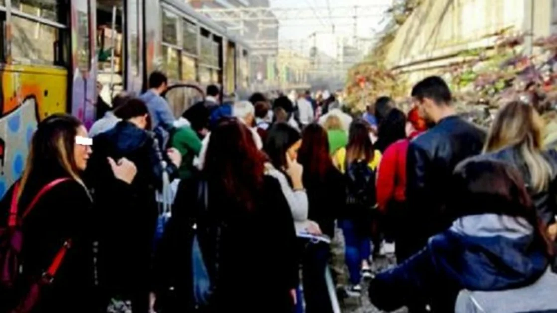 Treno della Circumvesuviana fermo, utenti a piedi sui binari