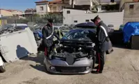 Riciclaggio e ricettazione di auto rubate, 17 arresti tra Napoli e provincia