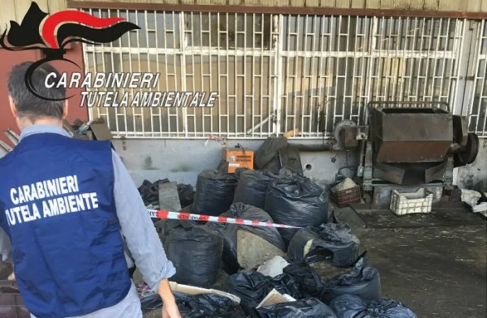 Giugliano - Stoccaggio illecito di rifiuti industriali: sequestrata area e denunciato gestore stabilimento