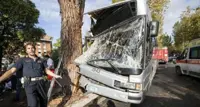 Roma, autobus contro albero: 14 feriti