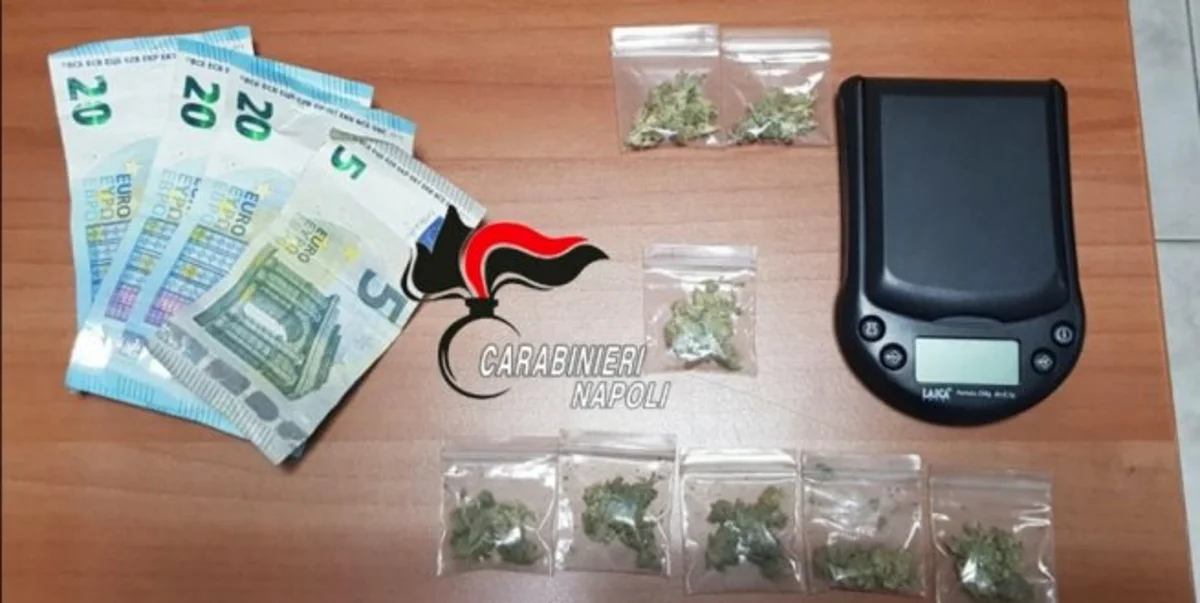 Torre Annunziata - Stretta di mano per cedere la droga, arrestato pusher