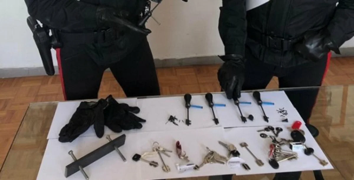 Torre del Greco - Denunciano 19enne trovato con arnesi da scasso e chiavi di case