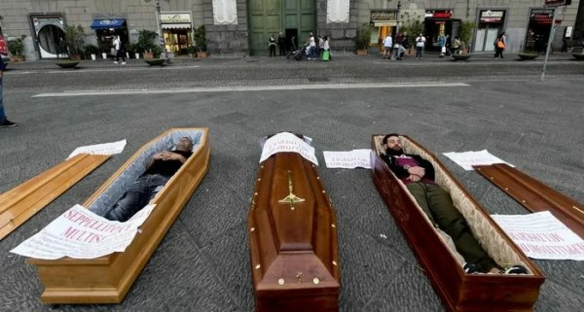 Napoli - Tre bare e due finti cadaveri, protestano i seppellitori del cimitero