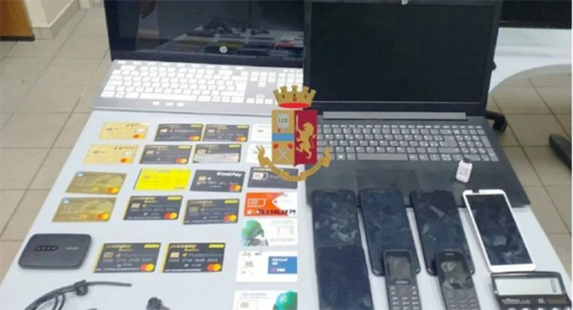 Napoli - Secondigliano, compiva truffe on line proponendo assicurazioni false, arrestato