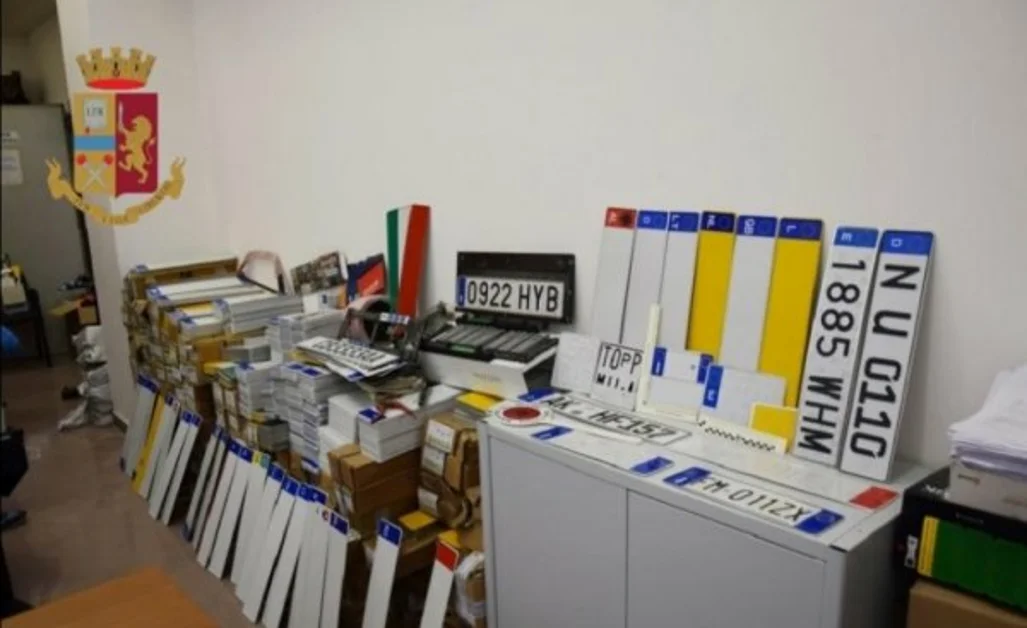 Castellammare - Scoperta stamperia clandestina di targhe false