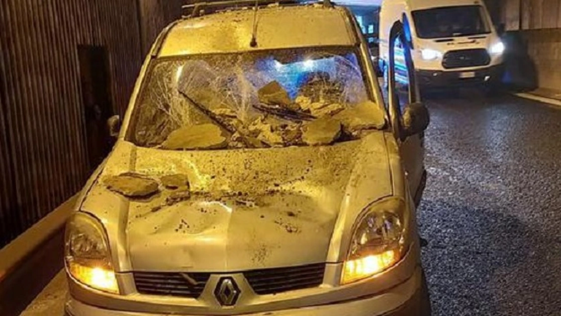 Napoli - Calcinacci giù dal sottopasso Claudio a Fuorigrotta, colpita auto
