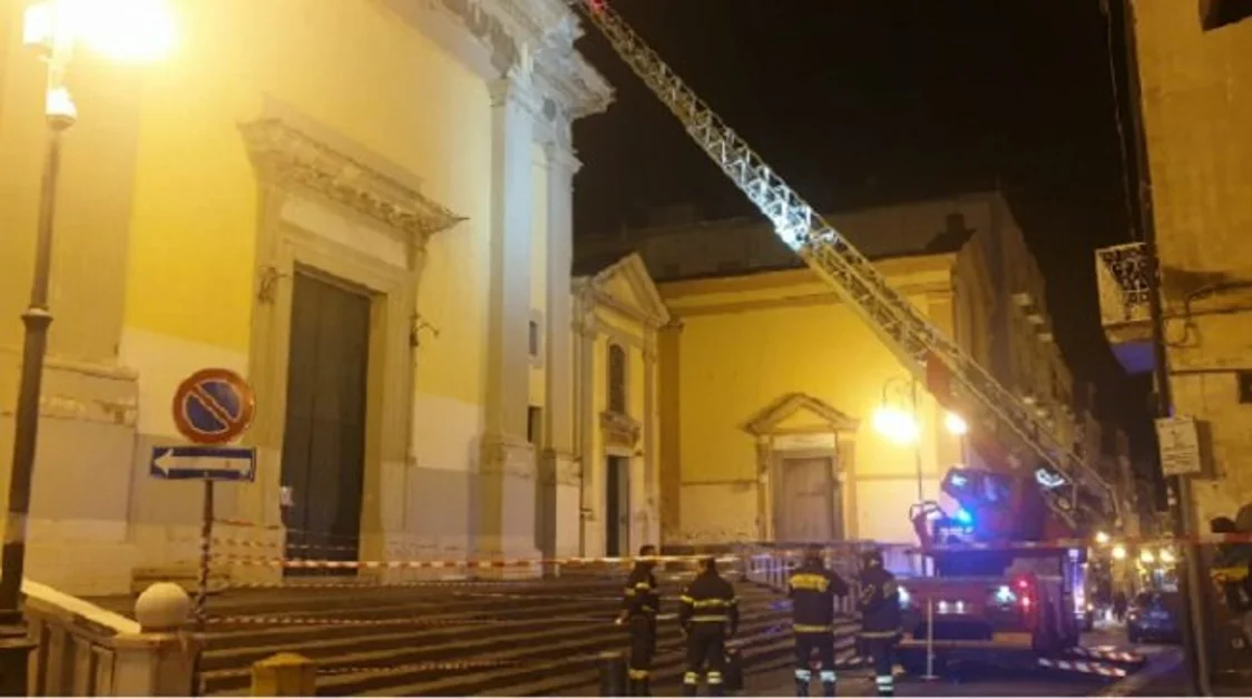 Torre Annunziata - Intervento dei vigili del fuoco, riaperta la chiesa del Carmine