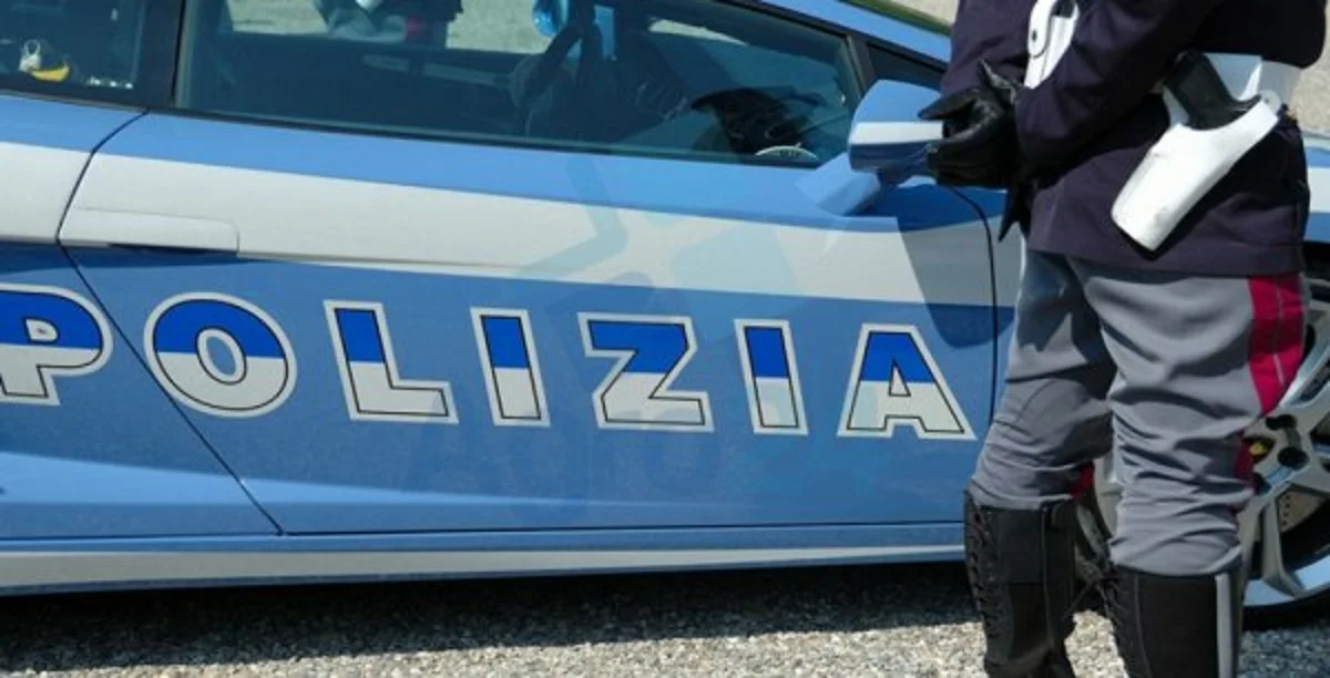 Napoli - introdotti in casa con uno stratagemma, due ladri sorpresi dalla Polizia