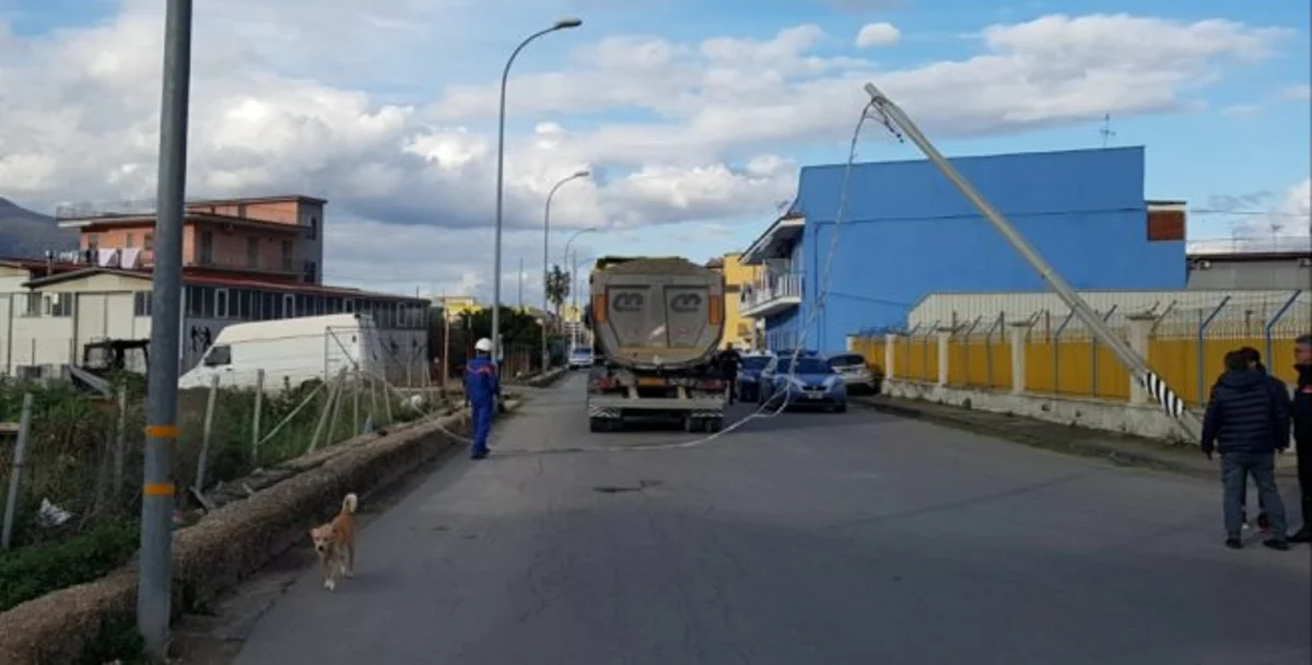 Torre Annunziata - Spezzati due tralicci dell'Enel, traffico interrotto su via Ercole