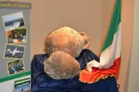 Torre Annunziata - Due anfore trovate a casa di un imprenditore di Torre del Greco consegnate al Parco di Pompei