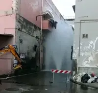 Torre Annunziata - Geyser in città, spunta un getto d'acqua alto 5 metri