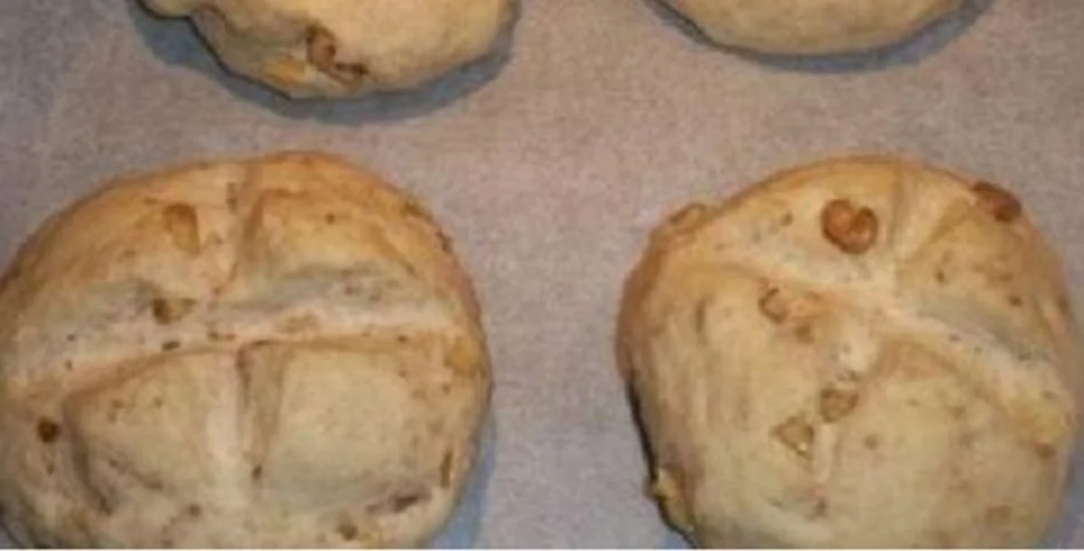 Acquista un panino alle noci, lo mangia e trova dentro un dente umano