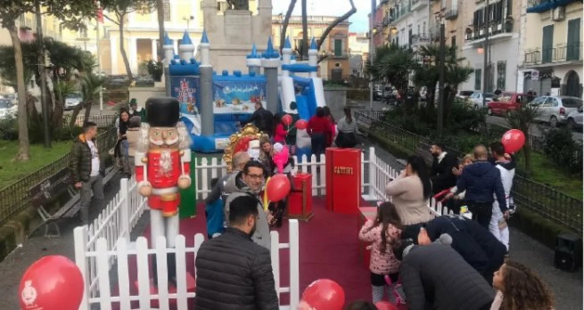 Torre Annunziata - Festa per i bimbi con il "Villaggio di Elfi" in piazza Cesàro