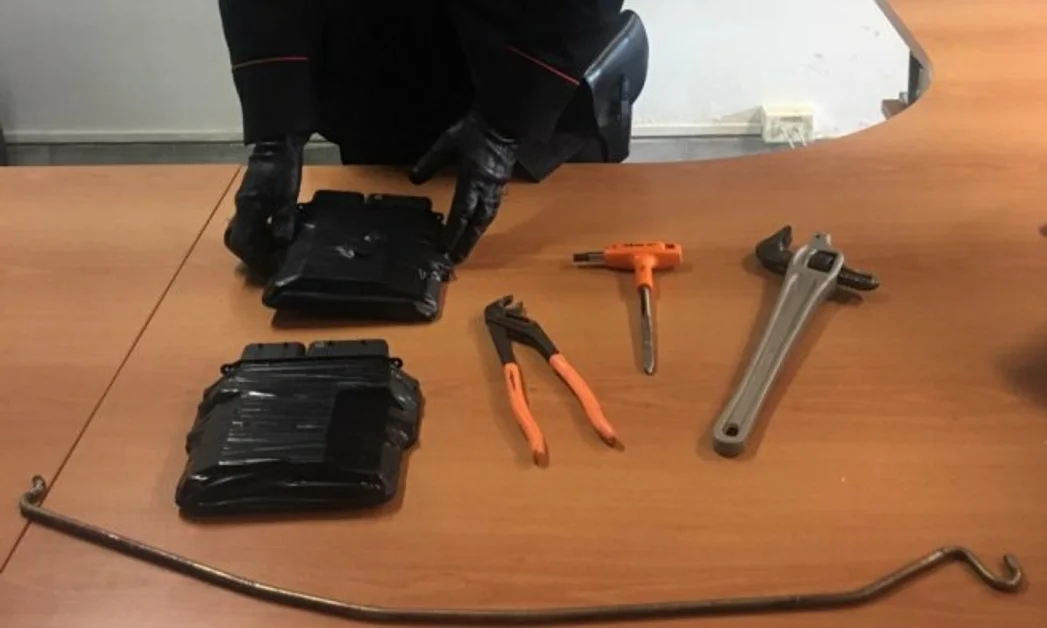 Mugnano - Sorpresi mentre manomettano centralina di auto