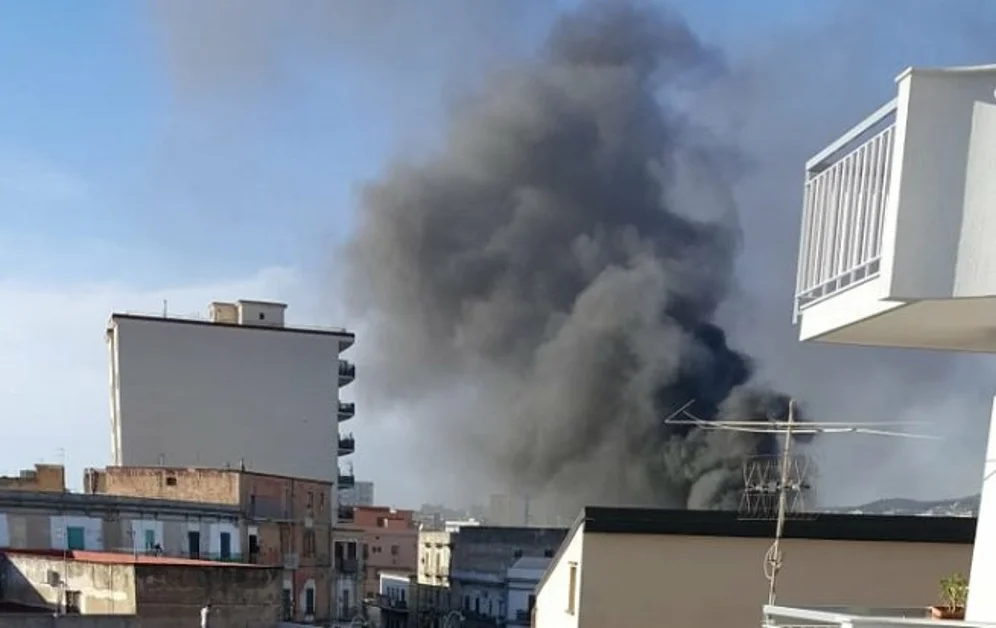 Torre Annunziata - Fiamme nel mercato ortofrutticolo comunale di via Roma