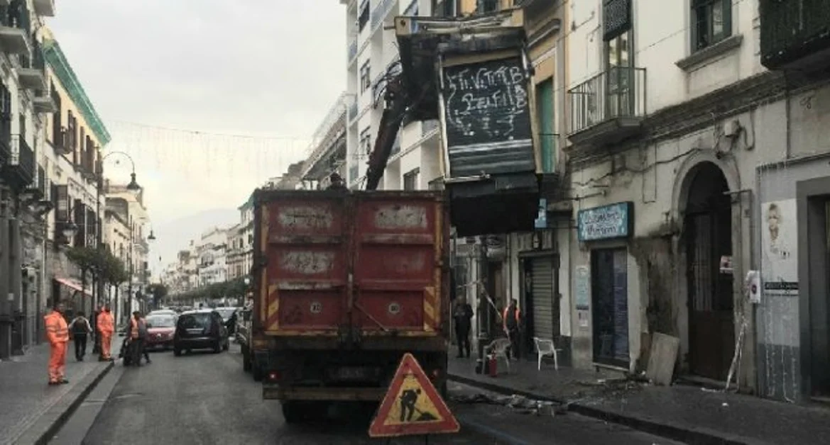 Torre Annunziata - Rimossa dal marciapiede l'edicola storica Belfiore, spazzato via un pezzo di storia della città