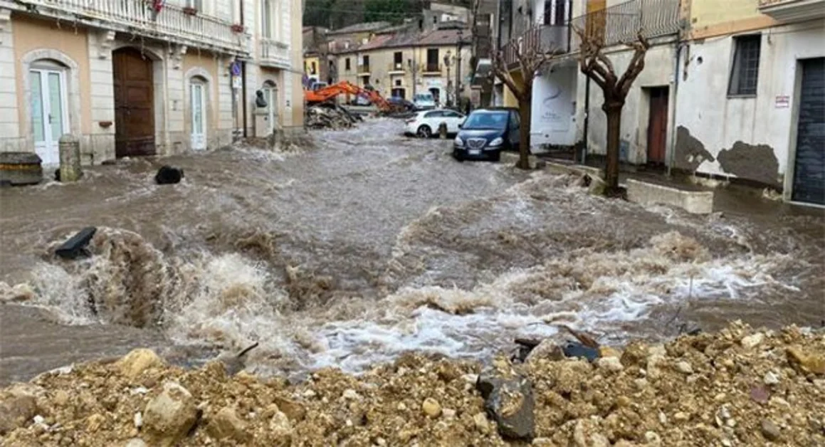 Maltempo, piazza 'sollevata' in Irpinia: evacuati in 300