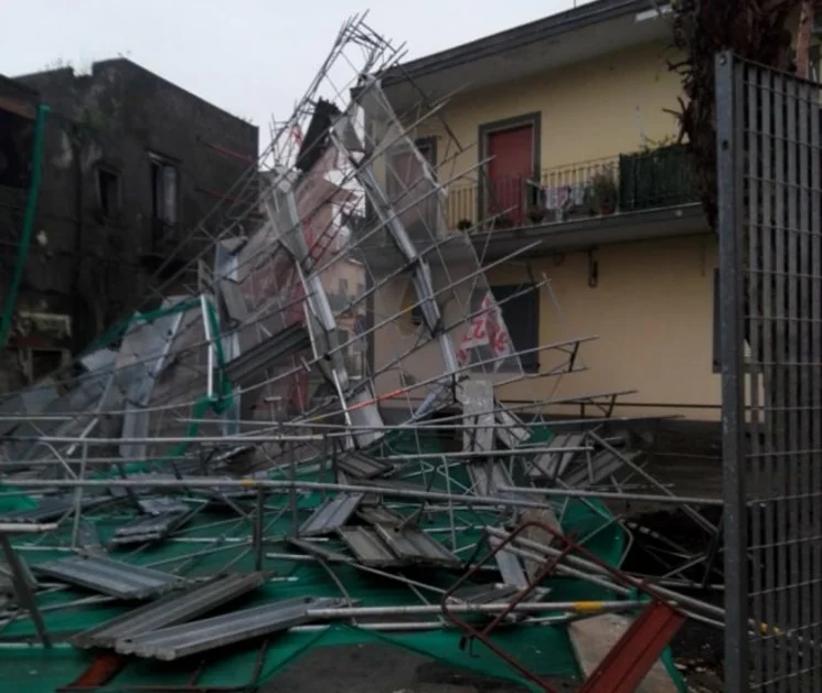 Torre Annunziata - Vento forte, cede impalcatura in traversa Andolfi