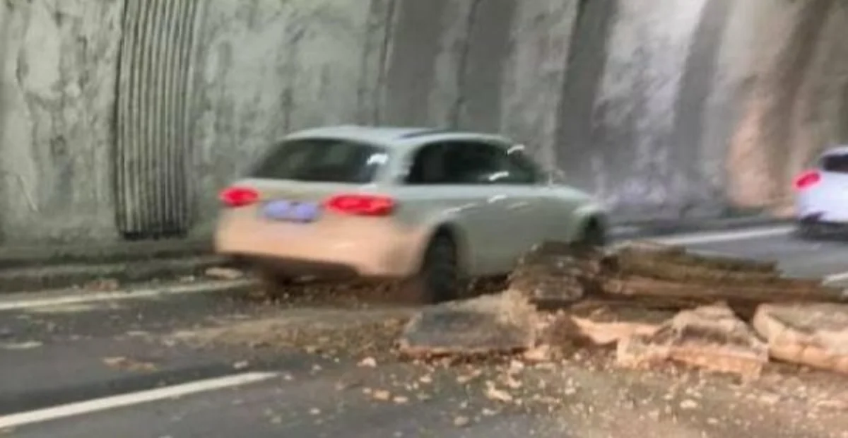 Genova, sfiorata la tragedia: dalla galleria Bertè giù lastre di cemento