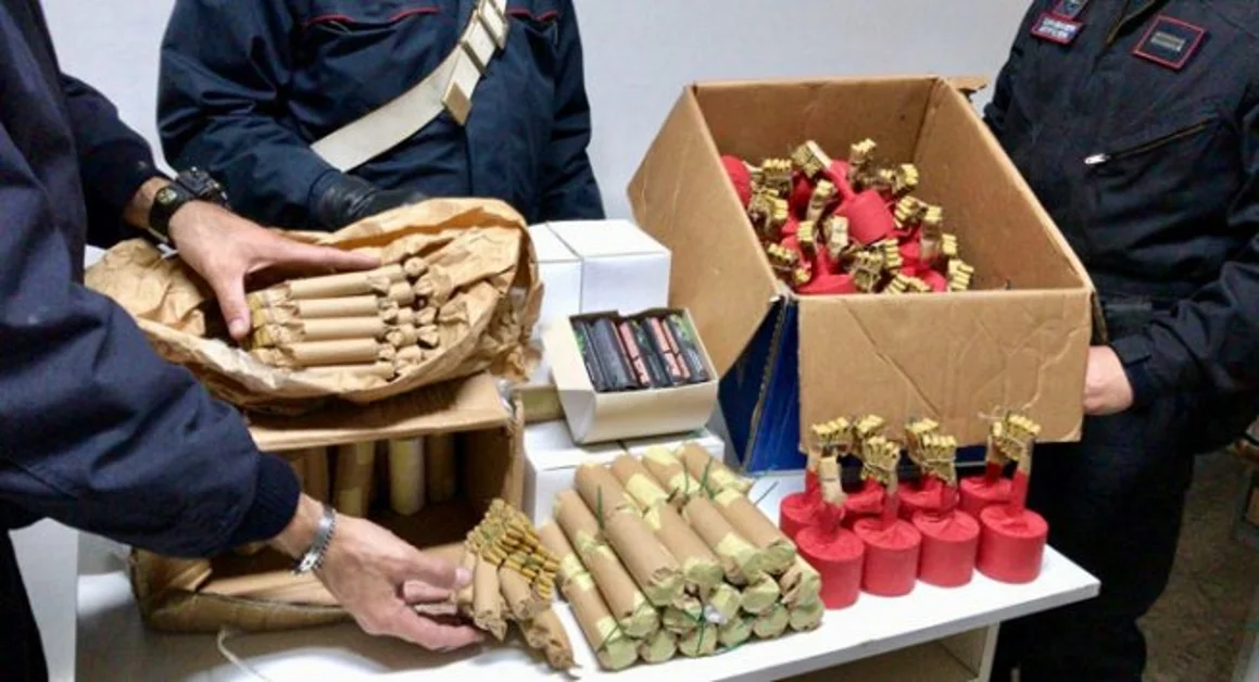 Torre Annunziata - Erano in possesso di 2.453 ordigni, arrestati in due
