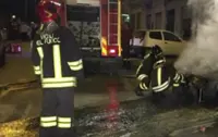 Torre Annunziata - Due auto in fiamme in via Vittorio Veneto