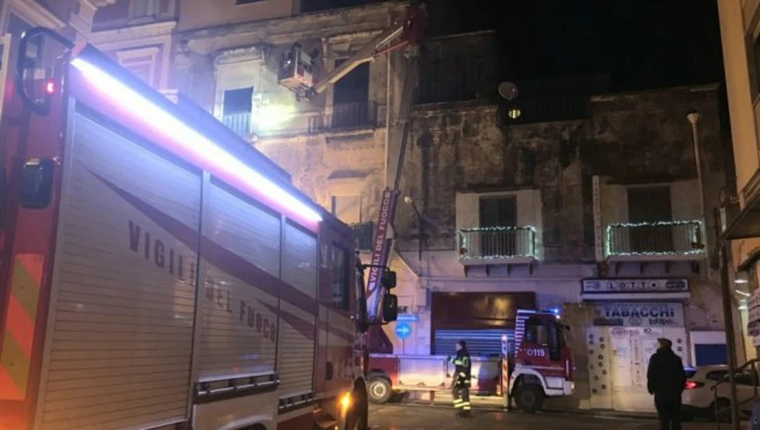Torre Annunziata - Vento forte, giù calcinacci da un edificio del centro storico 
