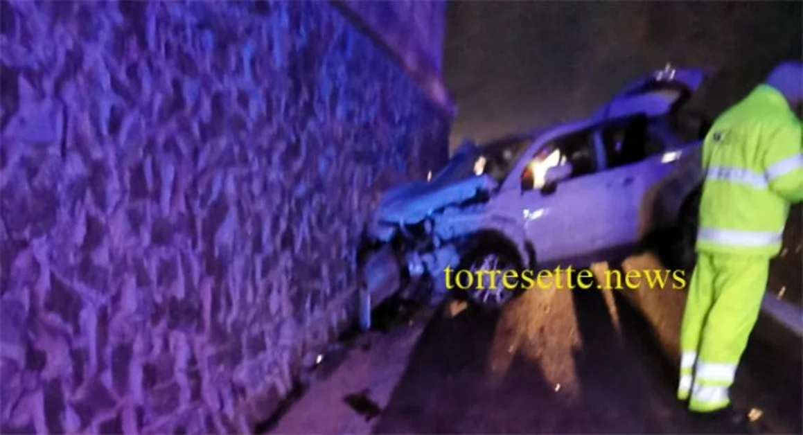 Auto contro muro sulla Napoli-Salerno, nei pressi dell'uscita di Torre Annunziata Sud