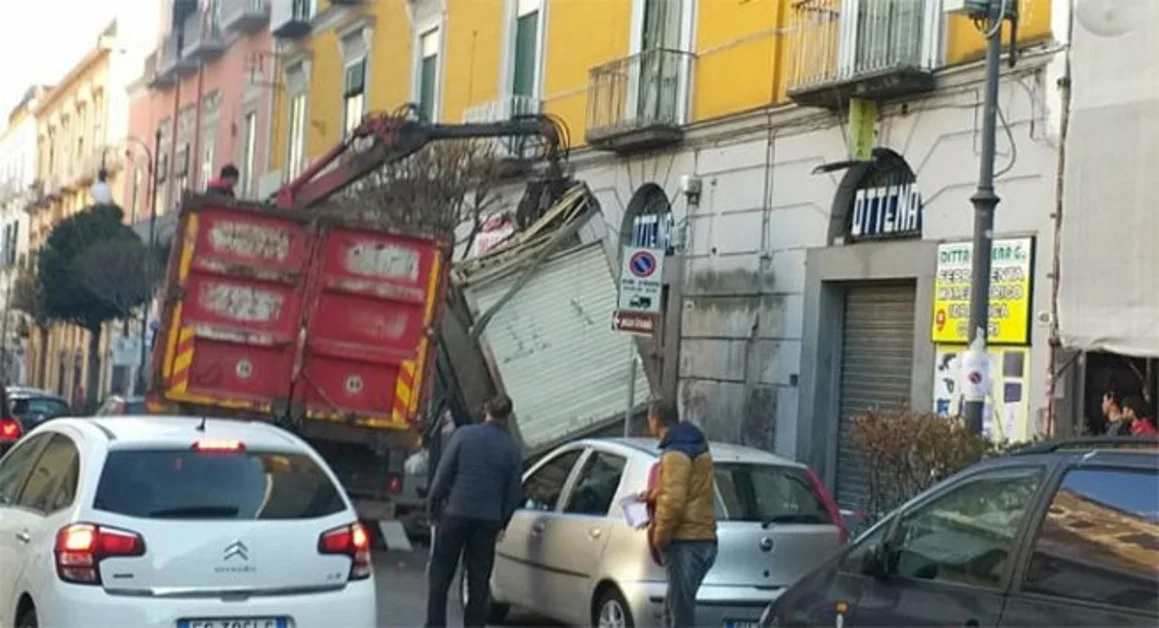 Torre Annunziata - Rimossa l'edicola storica in corso Vittorio Emanuele