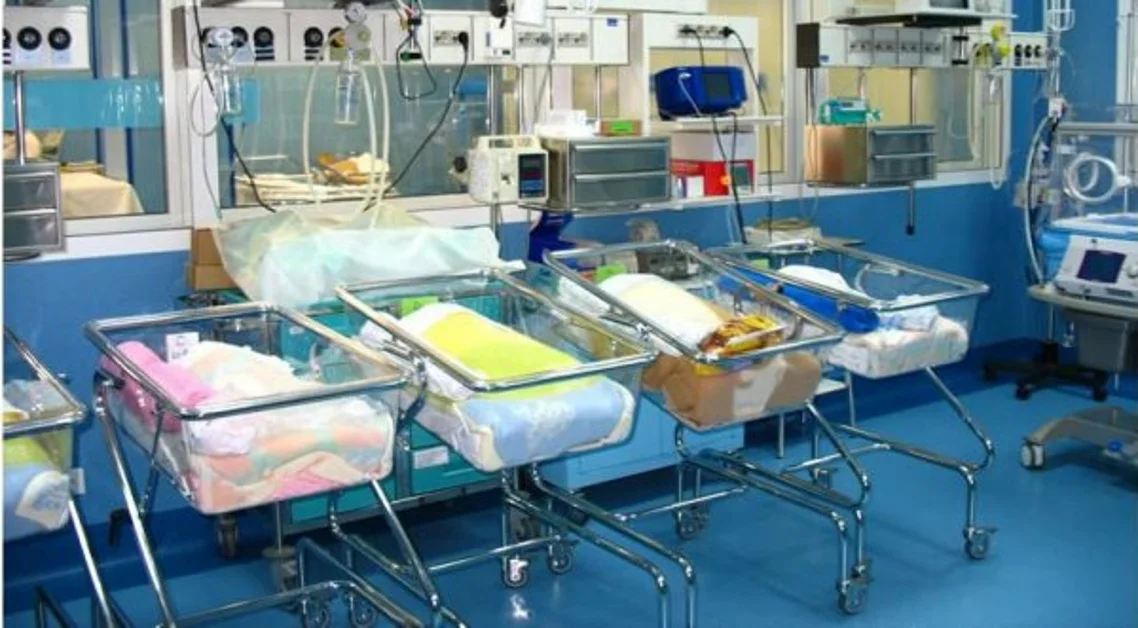 Maternità: allo studio un congedo di 6 mesi, 1 per i padri