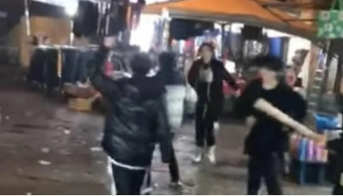 Napoli - Baby gang assale agenti di polizia con petardi