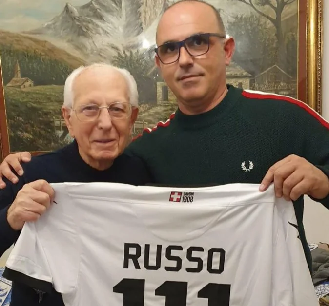 Torre Annunziata - La maglietta 111 al presidente 90enne del Savoia Peppe Russo