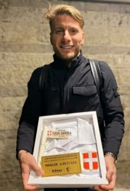 Torre Annunziata - Consegnata a Ciro Immobile la maglia celebrativa del Savoia
