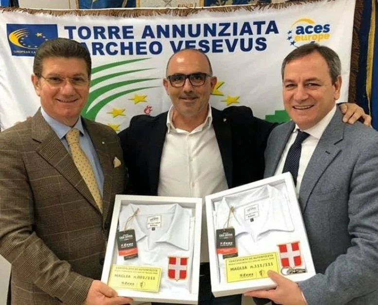 Torre Annunziata - Consegnate a sindaco e presidente del Savoia le maglie celebrative dei bianchi