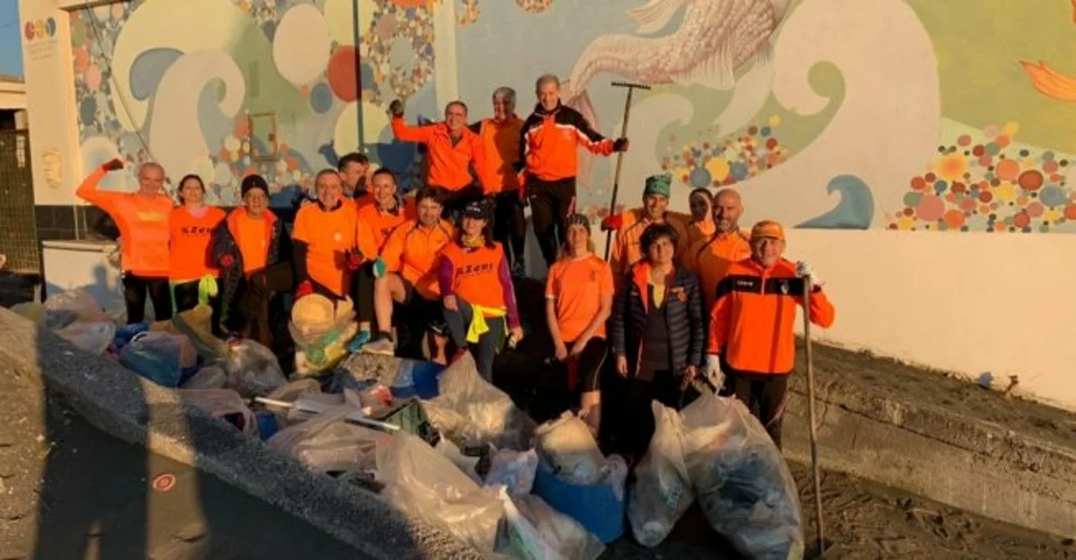 Torre Annunziata - È plogging mania: running associato alla raccolta di rifiuti